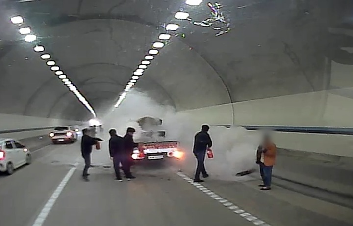 세종경찰청 기동단이 청주영덕고속도로 청주방향 지품 9터널 내에서 화물차에 발생한 화재를 진화하고 있다.(사진=세종경찰청 제공) *재판매 및 DB 금지