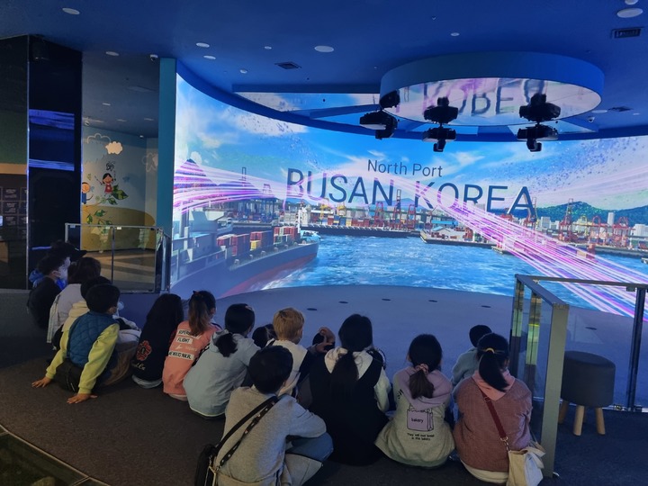 [부산=뉴시스] 부산시청 내 엑스포홍보영상관에서 초등학생들이 부산엑스포 2030 홍보 영상을 감상하고 있다. (사진=동효정 기자) 2023.03.30. vivid@newsis.com *재판매 및 DB 금지