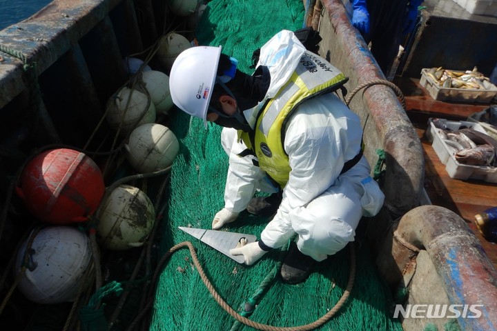 [서울=뉴시스] 중국어선의 그물코 크기 확인. 
