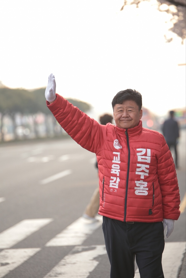 [울산=뉴시스] 구미현 기자 = 김주홍 울산시교육감 후보는 30일 울산 병영오거리에서 출근길 인사를 하고 있다. 2023.03.30. (사진=후보 캠프 제공) *재판매 및 DB 금지