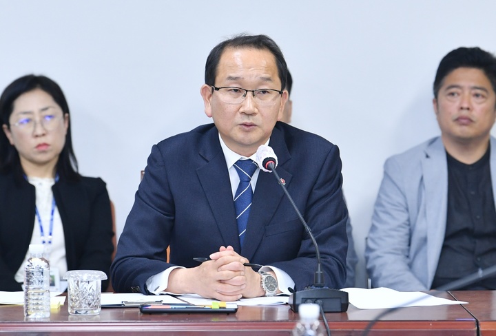 [제주=뉴시스] 강병삼 제주시장이 30일 오후 제주도의회에서 열린 4·3특별위원회 회의에 참석해 발언하고 있다. (사진=제주도의회 제공) 2023.03.30. photo@newsis.com *재판매 및 DB 금지