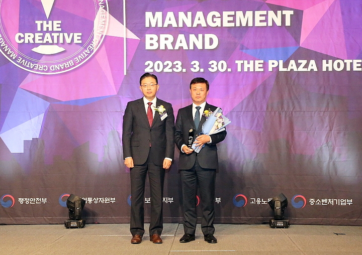 30일 중앙일보와 중앙SUNDAY의 주최로 서울 더플라자호텔에서 열린 '대한민국 창조경영 2023' 시상식에서 이학수 정읍시장이 자치행정경영 부문 대상을 받았다. 이학수 정읍시장(오른쪽)과 황인태 심사위원장(왼쪽)과 기념사진을 찍고 있다. *재판매 및 DB 금지