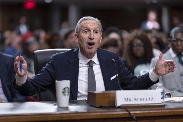 [워싱턴=AP/뉴시스] 하워드 슐츠 스타벅스 전 최고경영자(CEO)가 국회 청문회에서 자사의 노조 파괴 사실을 부인했다고 30일(현지시간) 미국 ABC뉴스가 보도했다. 사진은 29일 워싱턴 국회의사당에서 열린 상원 청문회에서 하워드 슐츠가 노조 관련 질문에 대해 답변하는 모습. 2023.03.30. *재판매 및 DB 금지