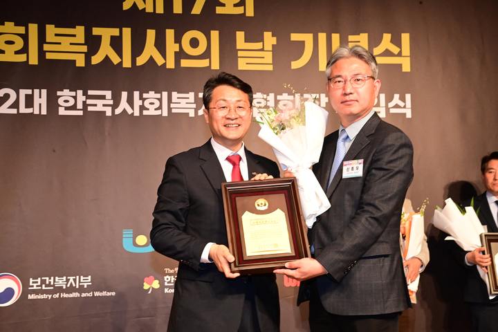 [진주=뉴시스] 조규일 진주시장, ‘2023 지방자치복지대상’ 수상.(신종우 진주부시장(사진 오른쪽)이 대리수상을 하고있다) *재판매 및 DB 금지