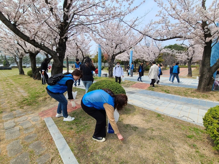 [부산=뉴시스] 부산정보산업진흥원 임직원들이 29일 해운대구 센텀시티 일대에서 국제박람회기구(BIE) 현지 실사를 맞이해 거리정화 활동을 하고 있다. (사진=부산정보산업진흥원 제공) *재판매 및 DB 금지