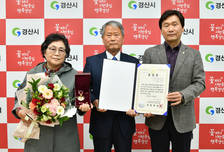 조현일 경산시장(오른쪽), 고 정성남 상병의 유족에게 화랑무공훈장 전수 *재판매 및 DB 금지