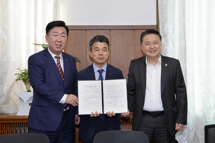 30일 이범석 청주시장(왼쪽), 박찬규 동일알루미늄 대표(가운데), 김영환 충북도지사(오른쪽)가 충북도청 여는마당에서 투자협약식을 하고 있다.(사진=청주시 제공)photo@newsis.com.2023.03.30. *재판매 및 DB 금지
