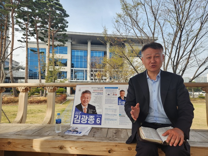 [전주=뉴시스] 김민수 기자= 전주을 국회의원 재선거에 나선 무소속 김광종 후보가 30일 전북도청 한옥정자에서 단식투쟁을 하며 의견을 밝히고 있다. 2023.03.30 leo@newsis.com *재판매 및 DB 금지