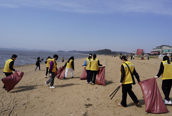 GH 임직원 자원봉사단이 폐스티로폼, 폐플라스틱 등 쓰레기를 줍는 플로깅 활동을 하고 있다. *재판매 및 DB 금지