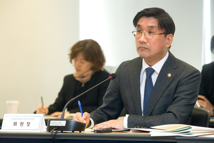 [서울=뉴시스] 주영창 과학기술정보통신부 과학기술혁신본부장이 30일 오후 서울 종로구 광화문교보빌딩 국가과학기술자문회의 대회의실에서 열린 '제48회 국가과학기술자문회의 심의회의 운영위원회'에서 안건 발표를 듣고 있다. (사진=과학기술정보통신부 제공) *재판매 및 DB 금지