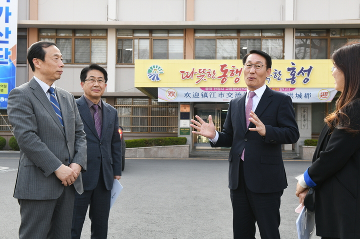 [홍성=뉴시스] 이용록 홍성군수가 중국 전장시 방문단 일행과 대화를 나누고 있다.&nbsp; *재판매 및 DB 금지