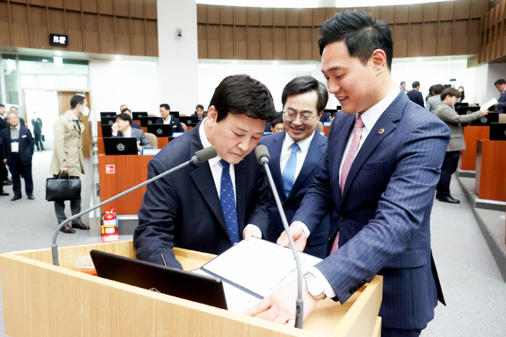 [수원=뉴시스] 결의안 서명 *재판매 및 DB 금지