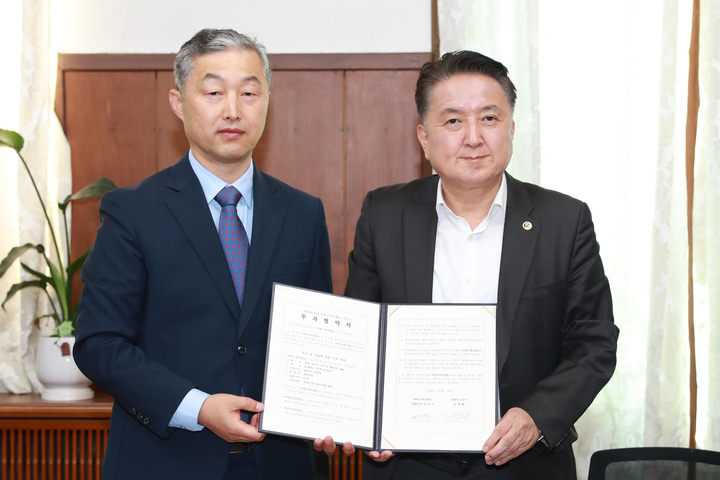 [청주=뉴시스] 안성수 기자 = 30일 김영환 충북지사와 김이식 비에스에프팜㈜ 대표이사가 도청에서 250억원 규모의 민간투자형 곤충스마트팜실증단지 투자 협약을 체결했다. (사진=충북도 제공) 2023.3.30. photo@newsis.com *재판매 및 DB 금지