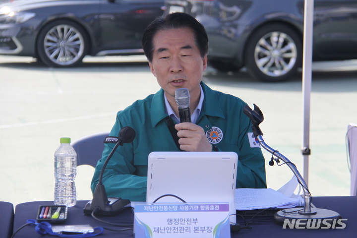 [울진=뉴시스] 안병철 기자 = 30일 오후 2시 경북 울진군민 체육센터에서 재난안전통신망 사용 기관 합동으로 산불 대응 훈련을 실시된 가운데 김성호 행정안전부 재난안전관리본부장이 인사말을 하고 있다. 2023.03.30. abc1571@newsis.com