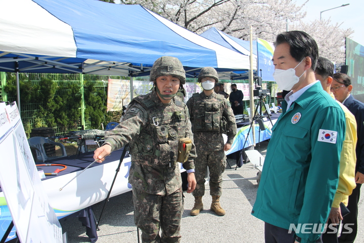 [울진=뉴시스] 안병철 기자 = 30일 오후 2시 경북 울진군민 체육센터에서 재난안전통신망 사용 기관 합동으로 산불 대응 훈련이 실시된 가운데 김성호 행정안전부 재난안전관리본부장이 육군 제5312부대에게 진화 인력 지원 등을 보고받고 있다. 2023.03.30. abc1571@newsis.com