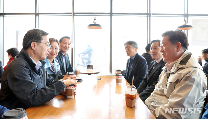 김동연 지사(사진 왼쪽)와 박승원 시장(사진 오른쪽) 등 구로차량기지 이전 반대 시민들과 만남 현장.