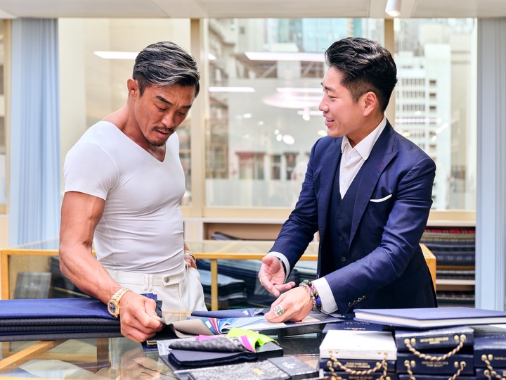 추성훈이 100년 된 맞춤 양복점 '로아 하이 싱'에서 양복을 맞추고 있다. (사진=홍콩관광청 제공) photo@newsis.com *재판매 및 DB 금지