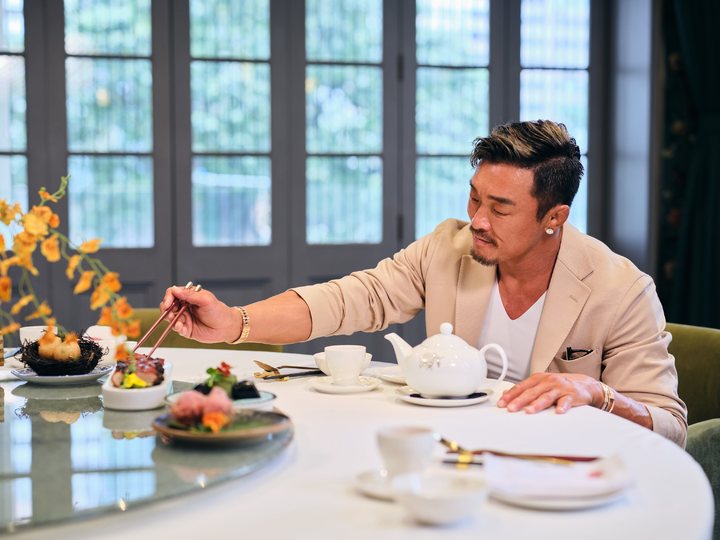 추성훈이 옛 전당포를 개조한 '우청 Ƽ 하우스'에서 딤섬을 즐기고 있다. (사진=홍콩관광청 제공) photo@newsis.com *재판매 및 DB 금지