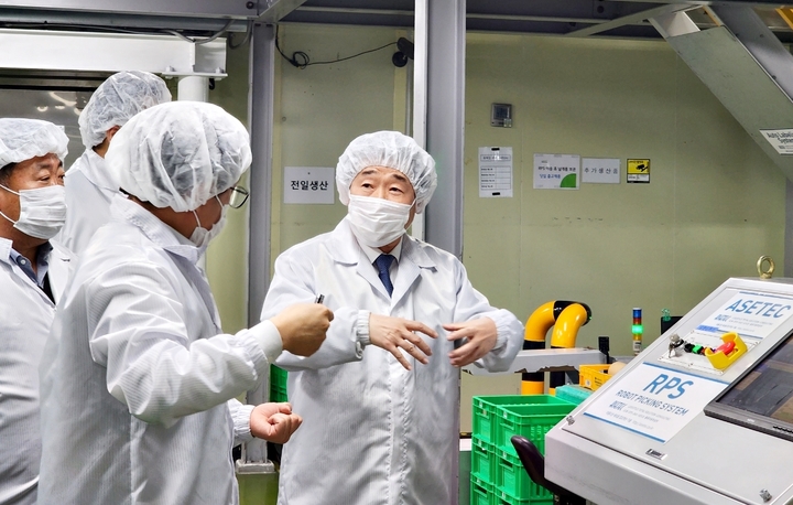 [증평=뉴시스] 풀무원녹즙 방문한 이재영 증평군수. (사진=증평군 제공) photo@newsis.com *재판매 및 DB 금지