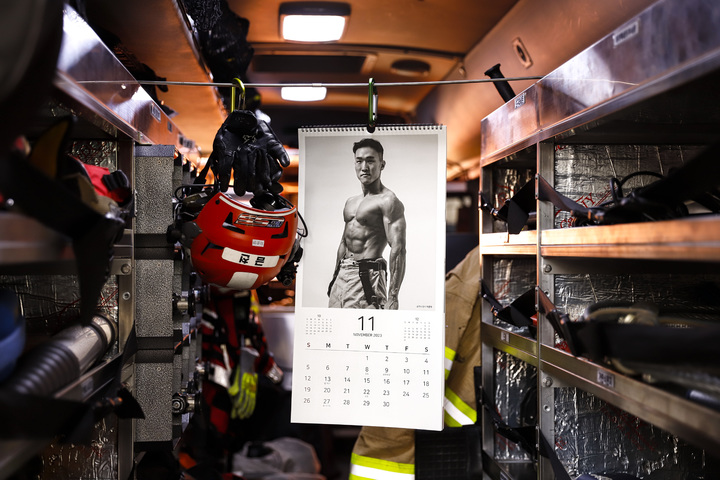 [서울=뉴시스]몸짱 소방관 달력.(사진=서울시 제공) *재판매 및 DB 금지