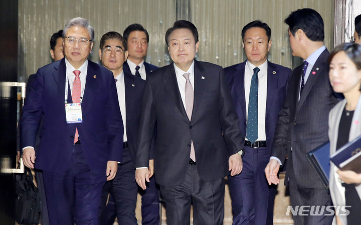 [서울=뉴시스] 홍효식 기자 = 윤석열 대통령이 30일 오전 서울 중구 신라호텔에서 열린 제2차 민주주의 정상회의 인태지역회의에 입장하고 있다. 2023.03.30. yesphoto@newsis.com