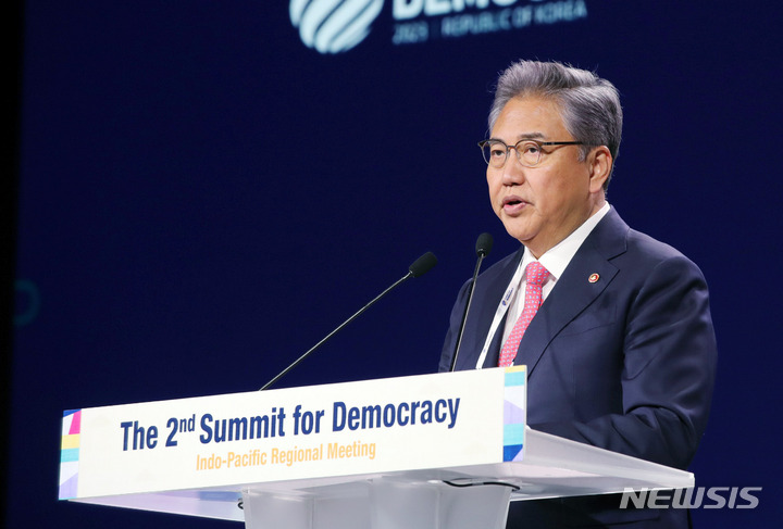 [서울=뉴시스] 홍효식 기자 = 박진 외교부 장관이 30일 오전 서울 중구 신라호텔에서 열린 제2차 민주주의 정상회의 인태지역회의에서 개회사를 하고 있다. 2023.03.30. yesphoto@newsis.com