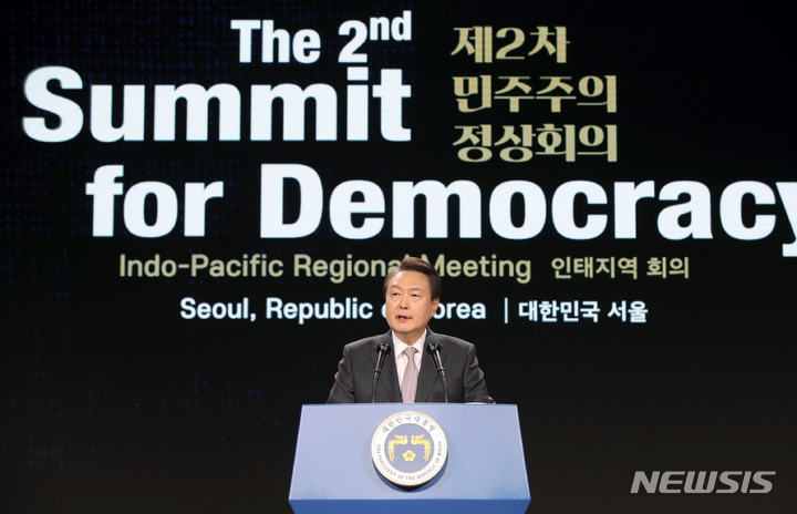 [서울=뉴시스] 홍효식 기자 = 윤석열 대통령이 30일 오전 서울 중구 신라호텔에서 열린 제2차 민주주의 정상회의 인태지역회의에서 환영사를 하고 있다. 2023.03.30. yesphoto@newsis.com