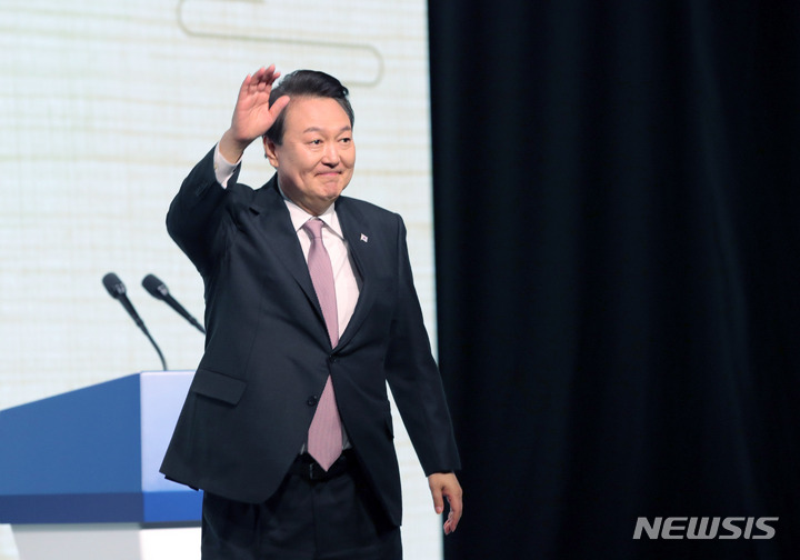 [서울=뉴시스] 홍효식 기자 = 윤석열 대통령이 30일 오전 서울 중구 신라호텔에서 열린 제2차 민주주의 정상회의 인태지역회의에서 환영사에 앞서 참석자들을 향해 인사하고 있다. 2023.03.30. yesphoto@newsis.com