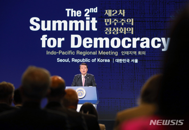 [서울=뉴시스] 홍효식 기자 = 윤석열 대통령이 30일 오전 서울 중구 신라호텔에서 열린 제2차 민주주의 정상회의 인태지역회의에서 환영사를 하고 있다. 2023.03.30. yesphoto@newsis.com