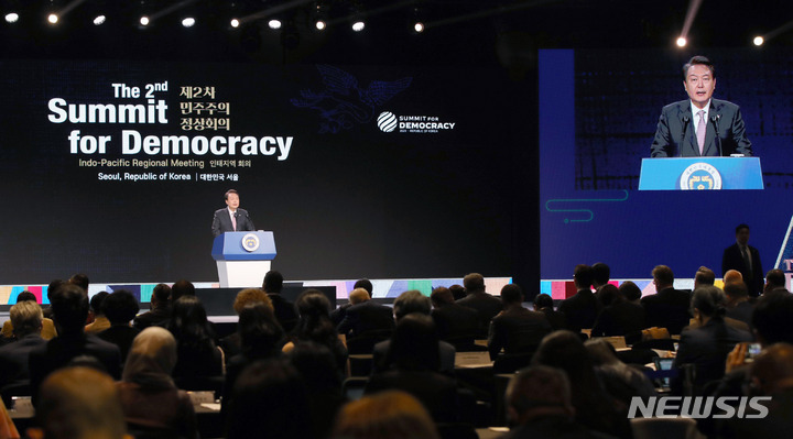 [서울=뉴시스] 홍효식 기자 = 윤석열 대통령이 30일 오전 서울 중구 신라호텔에서 열린 제2차 민주주의 정상회의 인태지역회의에서 환영사를 하고 있다. 2023.03.30. yesphoto@newsis.com