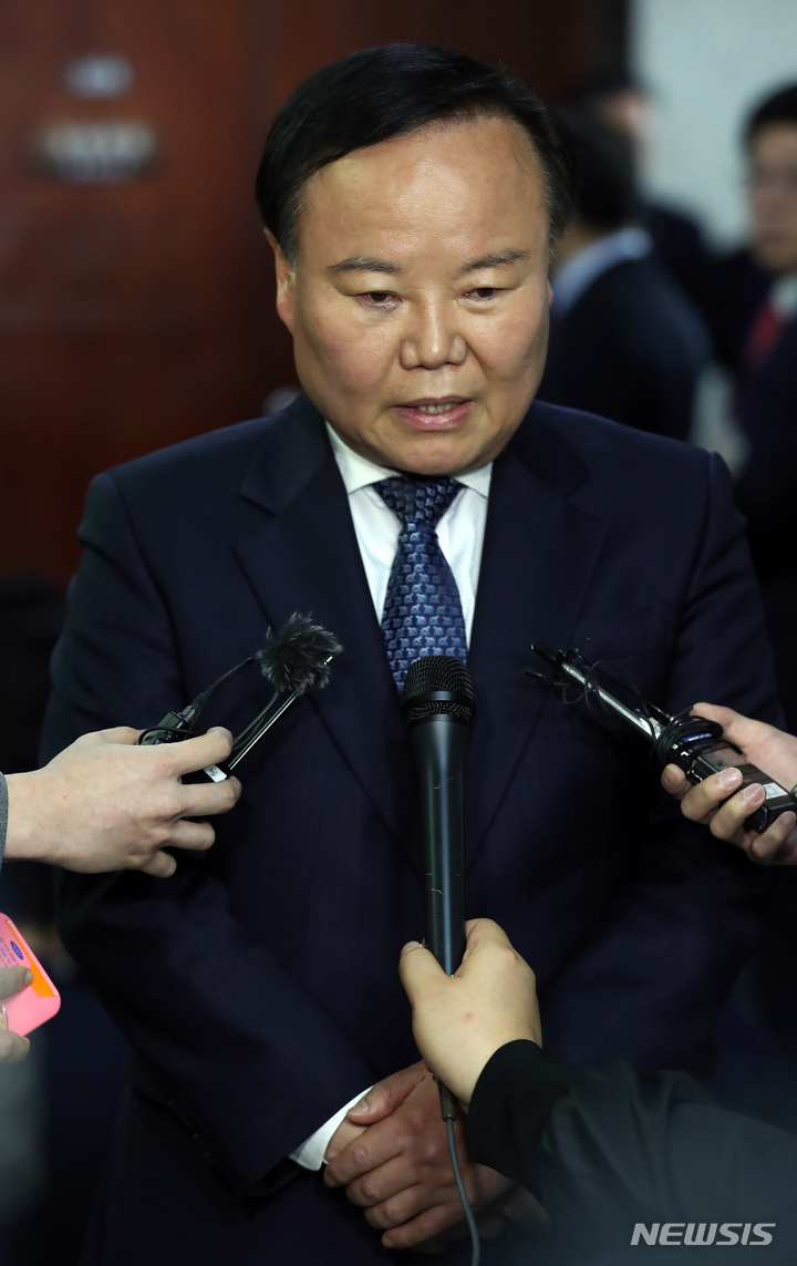 [서울=뉴시스] 이영환 기자 = 김재원 국민의힘 최고위원이 30일 오전 서울 여의도 국회에서 열린 최고위원회의를 마친 후 취재진의 질문에 답하고 있다. 2023.03.30. 20hwan@newsis.com