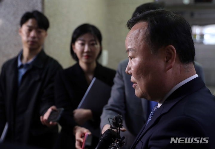 [서울=뉴시스] 이영환 기자 = 김재원 국민의힘 최고위원이 30일 오전 서울 여의도 국회에서 열린 최고위원회의를 마친 후 취재진의 질문에 답하고 있다. 2023.03.30. 20hwan@newsis.com