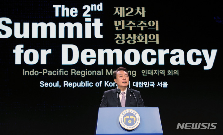 [서울=뉴시스] 홍효식 기자 = 윤석열 대통령이 30일 오전 서울 중구 신라호텔에서 열린 제2차 민주주의 정상회의 인태지역회의에서 환영사를 하고 있다. 2023.03.30. yesphoto@newsis.com