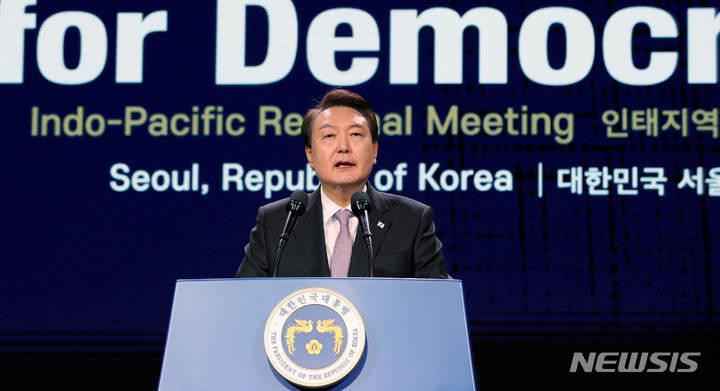 [서울=뉴시스] 홍효식 기자 = 윤석열 대통령이 30일 오전 서울 중구 신라호텔에서 열린 제2차 민주주의 정상회의 인태지역회의에서 환영사를 하고 있다. 2023.03.30. yesphoto@newsis.com