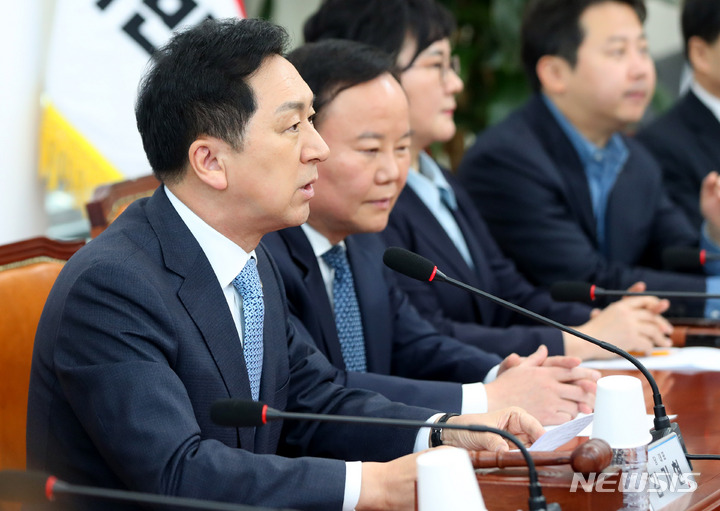 [서울=뉴시스] 추상철 기자 = 김기현 국민의힘 당 대표가 지난달 30일 오전 서울 여의도 국회에서 열린 최고위원회의에 참석해 발언하고 있다. 2023.03.30. scchoo@newsis.com
