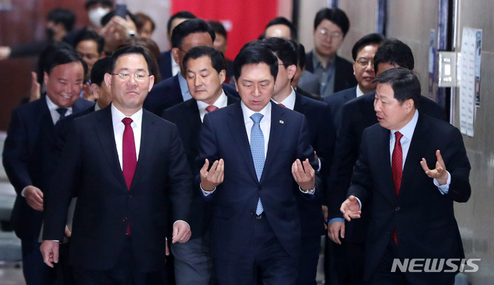 [서울=뉴시스] 추상철 기자 = 김기현 국민의힘 당 대표를 비롯한 지도부가 30일 오전 서울 여의도 국회에서 열린 최고위원회의에 참석하고 있다. 2023.03.30. scchoo@newsis.com