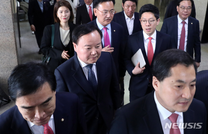 [서울=뉴시스] 추상철 기자 = 김재원 국민의힘 최고위원이 30일 오전 서울 여의도 국회에서 열린 최고위원회의에 참석하고 있다. 2023.03.30. scchoo@newsis.com