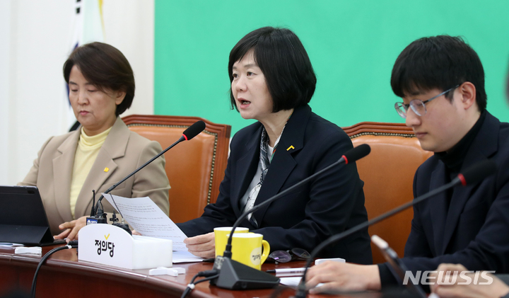 [서울=뉴시스] 고범준 기자 = 이정미 정의당 대표가 30일 오전 서울 여의도 국회에서 열린 제41차 상무집행위원회 회의에서 발언을 하고 있다. 2023.03.30. bjko@newsis.com