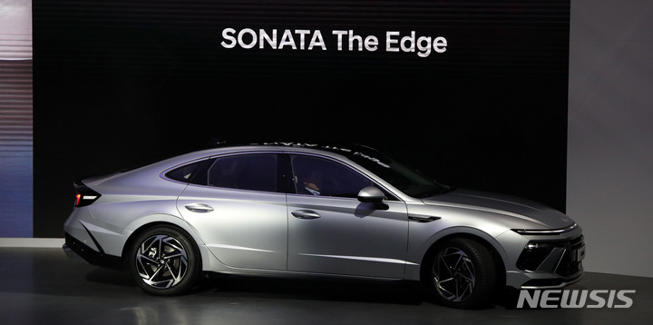 [고양=뉴시스] 김선웅 기자 = 30일 경기 고양시 킨텍스에서 열린 2023 서울모빌리티쇼 미디어데이 행사에서 소나타 디 엣지가 공개되고 있다. 2023.03.30. mangusta@newsis.com