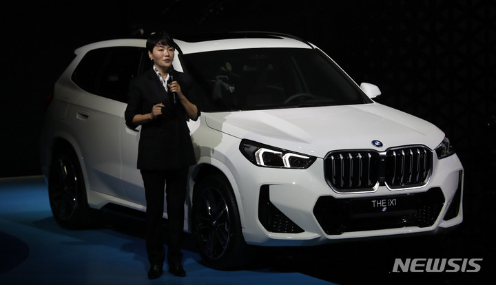[고양=뉴시스] 김선웅 기자 = BMW가 30일 경기 고양시 킨텍스에서 열린 2023 서울모빌리티쇼 미디어데이 행사에서 THE iX1 등 신차를 공개하고 있다. 2023.03.30. mangusta@newsis.com
