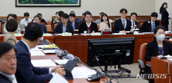 [서울=뉴시스] 추상철 기자 = 30일 오전 서울 여의도 국회에서 환경노동위원회 공청회가 열리고 있다. 2023.03.30. scchoo@newsis.com