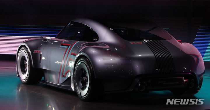 [고양=뉴시스] 김선웅 기자 = 포르쉐가 30일 경기 고양시 킨텍스에서 열린 2023 서울모빌리티쇼 미디어데이 행사에서 포르쉐 스포츠카 75주년 기념 콘셉트 스포츠카 비전 357을 공개하고 있다. 2023.03.30. mangusta@newsis.com