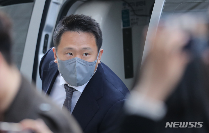 [서울=뉴시스] 김금보 기자 = 테라폼랩스 공동 창립자인 신현성(38) 전 차이코퍼레이션 총괄대표가 30일 오전 서울 양천구 서울남부지방법원에서 영장실질심사를 받기 위해 법정으로 들어가고 있다. 신 전대표는 가상화폐 '테라·루나 폭락 사태'와 관련해 자본시장법·전자금융거래법 위반 등 혐의를 받고 있다. 2023.03.30. kgb@newsis.com