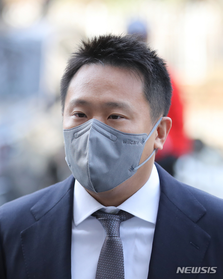 [서울=뉴시스] 김금보 기자 = 테라폼랩스 공동 창립자인 신현성(39) 전 차이코퍼레이션 총괄대표가 지난해 3월30일 오전 서울 양천구 서울남부지방법원에서 영장실질심사를 받기 위해 법정으로 들어가고 있다. 신 전대표는 가상화폐 '테라·루나 폭락 사태'와 관련해 자본시장법·전금법 위반 등 혐의를 받고 있다. 2023.03.30. kgb@newsis.com