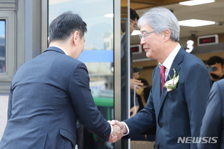 [서울=뉴시스] 권창회 기자 = 이복현(왼쪽) 금융감독원장과 임종룡 우리금융그룹 회장이 30일 오전 서울 영등포구 우리은행 영등포시니어플러스점에서 열린 개설식에서 인사하고 있다. 2023.03.30. kch0523@newsis.com