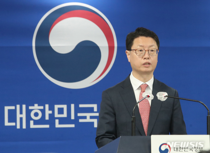 [서울=뉴시스] 김명원 기자 = 홍진배 과학기술정보통신부 네트워크정책실장이 30일 오전 서울 종로구 정부서울청사에서 디지털서비스 안정성 강화방안 브리핑을 하고 있다. 2023.03.30. kmx1105@newsis.com