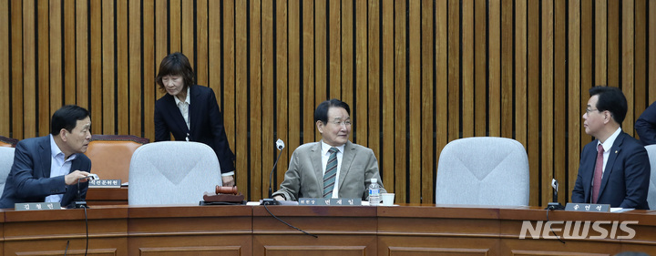[서울=뉴시스] 이영환 기자 = 변재일 국회 윤리특별위원회 위원장이 30일 오전 서울 여의도 국회에서 열린 전체회의에서 송언석(오른쪽) 국민의힘 의원, 김철민 더불어민주당 의원과 대화를 하고 있다. 이날 회의에서 김 의원은 1소위원장, 송 의원은 2소위원장에 선출됐다. 2023.03.30. 20hwan@newsis.com