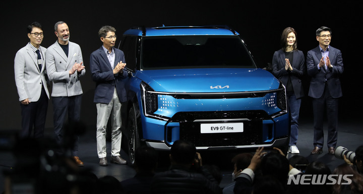 [고양=뉴시스] 김선웅 기자 = 기아가 30일 경기 고양시 킨텍스에서 열린 2023 서울모빌리티쇼 미디어데이 행사에서 첫 대형 전동화 SUV 모델인 '더 기아 EV9'를 공개하고 있다. 2023.03.30. mangusta@newsis.com