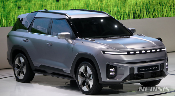 [고양=뉴시스] 김선웅 기자 = KG 모빌리티(옛 쌍용자동차)가 30일 경기 고양시 킨텍스에서 열린 2023 서울모빌리티쇼 미디어데이 행사에서 중형 SUV 전기차 '토레스 EVX'를 공개하고 있다. 2023.03.30. mangusta@newsis.com