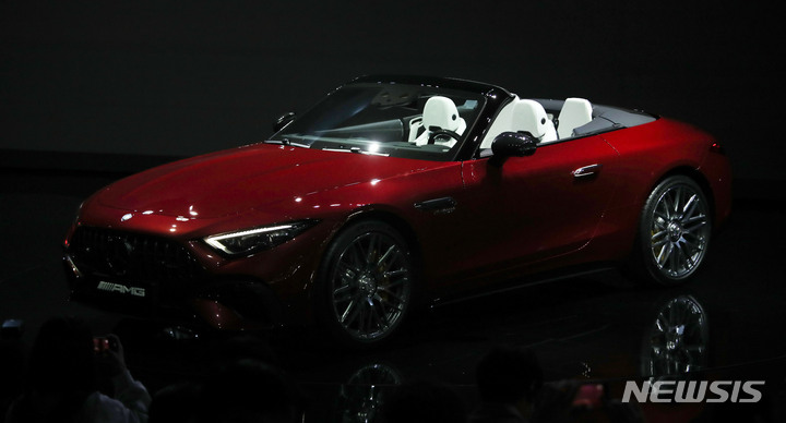 [고양=뉴시스] 김선웅 기자 = 메르세데스-벤츠가 30일 경기 고양시 킨텍스에서 열린 2023 서울모빌리티쇼 미디어데이 행사에서 AMG-SL을 공개하고 있다. 2023.03.30. mangusta@newsis.com